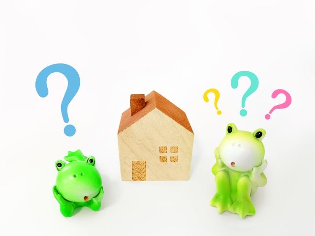 カエルのキャラクターと家の模型